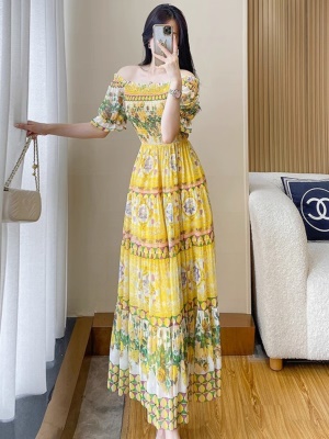 波西米亚沙滩长裙子女夏季新款高端气质度假碎花雪纺一字领连衣裙