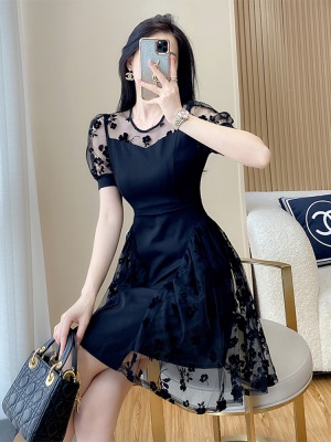 夏季2025新款女气质修身显瘦黑色蕾丝连衣裙小个子露肩赫本小黑裙