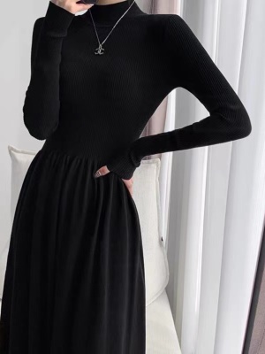 黑色针织连衣裙女2025年秋冬新款收腰显瘦气质配大衣的内搭打底裙