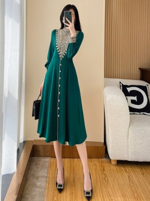 高级感宴会连衣裙2025早秋新款长袖收腰中长款显瘦晚礼服高端气质