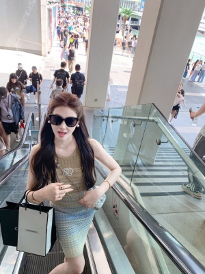 渐变条纹小香风针织连衣裙女2025新款气质中长裙子