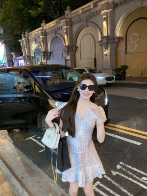 v领蕾丝连衣裙女夏季新款超好看独特漂亮白色裙子