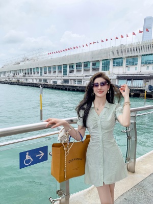 [限时折扣] 衬衫连衣裙女法式V领褶皱收腰夏季2025新款a字短裙子