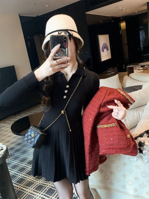 富家千金高级感翻领气质显瘦百褶连衣裙春秋针织裙子