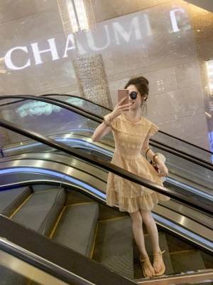 圆领褶皱雪纺连衣裙女2025夏季新款飞飞袖花苞裙子