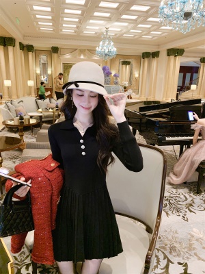 富家千金高级感翻领气质显瘦百褶连衣裙春秋针织裙子