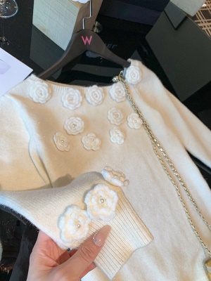 名媛露肩立体花朵针织连衣裙女春秋新款配大衣的裙子