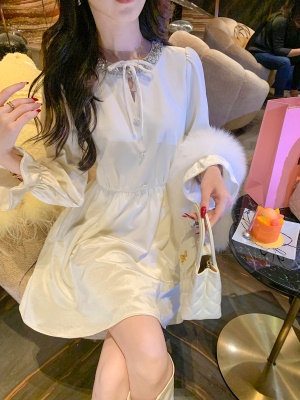 清纯奶甜白色丝绒连衣裙女春秋2025新款A字打底裙子