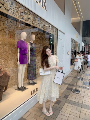 v领连衣裙女夏季2025新款茶歇镂空褶皱抽绳修身显瘦