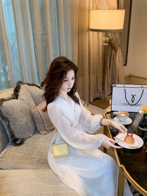 「白月光」珍珠蕾丝拼接长裙女春季新款v领法式裙子