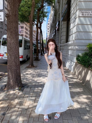 刺绣提花无袖连衣裙女2025初夏穿搭气质白色长裙子