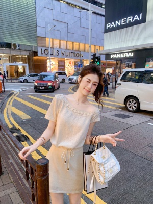 气质斜领露肩针织连衣裙女夏季新款独特漂亮收腰裙子