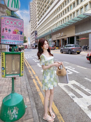 气质方领钩花连衣裙女夏日新款绝美小裙子今年流行