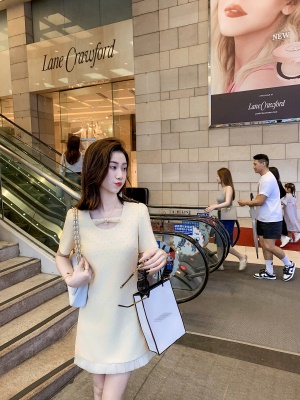 重工烫钻小香风直筒连衣裙女2025夏季新款小心机裙子