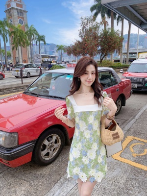 气质方领钩花连衣裙女夏日新款绝美小裙子今年流行