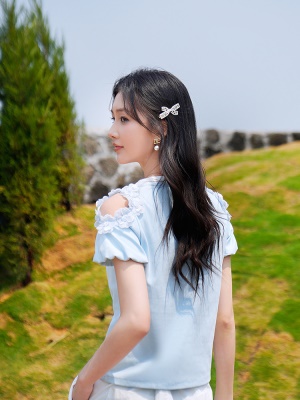 ATAR2025夏季新款甜美圆领短袖T恤绣花显瘦小心机露肩泡泡袖上衣