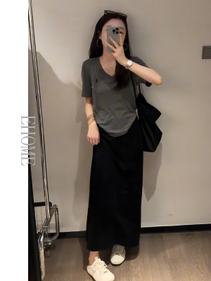 V领刺绣小标简约小众短袖T恤百搭垂感松紧腰后开叉半身裙套装女夏