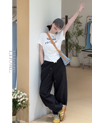 夏季减龄一整套穿搭不规则褶皱字母印花短袖T恤束脚休闲工装裤女