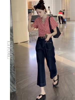 今年流行的时尚套装小清新设计感显瘦V领格子衬衫九分牛仔直筒裤